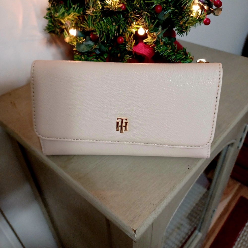 Tommy Hilfiger Light Pink Women's Wallet